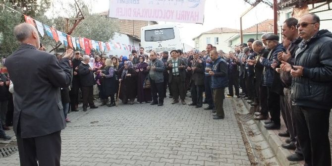 Burhaniye’de Umreciler Dualarla Uğurlandı