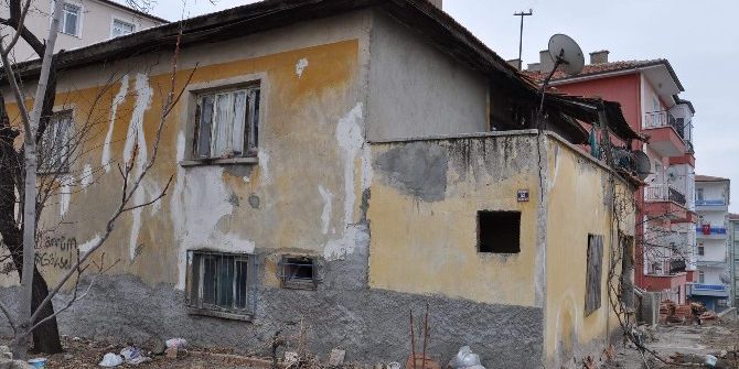 Yaşlı Kadın Tek Odalı Evde Yaşam Mücadelesi Veriyor