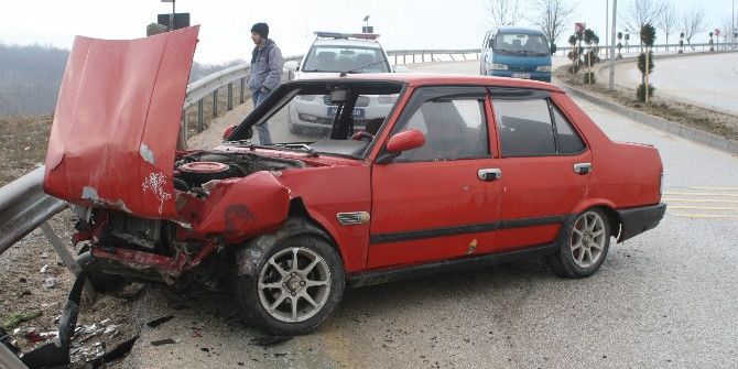 Kaygan Yolda Kontrolden Çıkan Araç Bariyerlere Çarparak Durabildi