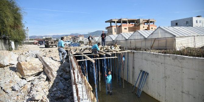 Alanya Belediyesi Seraphan Deresi’ni Islah Ediyor