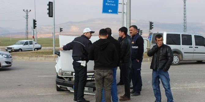 Hafif Ticari Araçla Otomobil Çarpıştı: 1 Yaralı