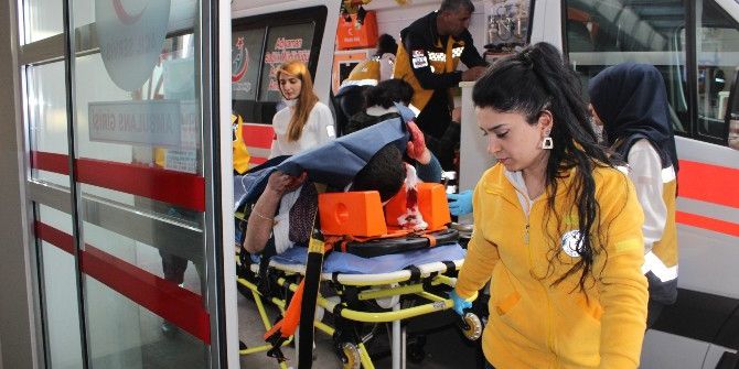 Otomobil Şarampole Yuvarlandı: 2 Yaralı