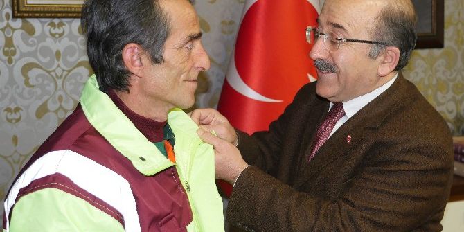 Gümrükçüoğlu, Davranışıyla Takdir Toplayan İşçiyi Altınla Ödüllendirdi