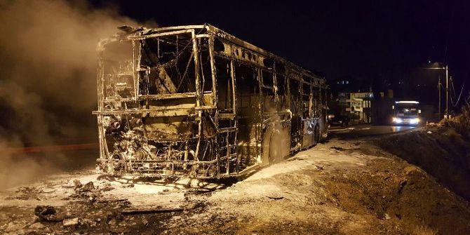 Park Halindeki Halk Otobüsü Alev Alev Yandı