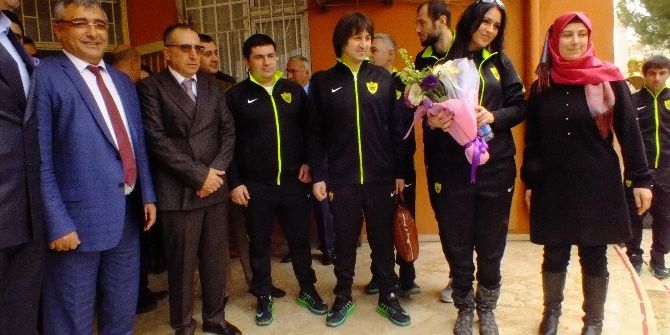 Rus Futbolculardan Özel Çocuklara Dostluk Hediyesi