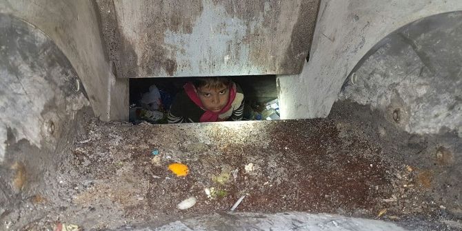 Yer Altı Çöp Konteynerine Düşen Çocuğu İtfaiye Kurtardı