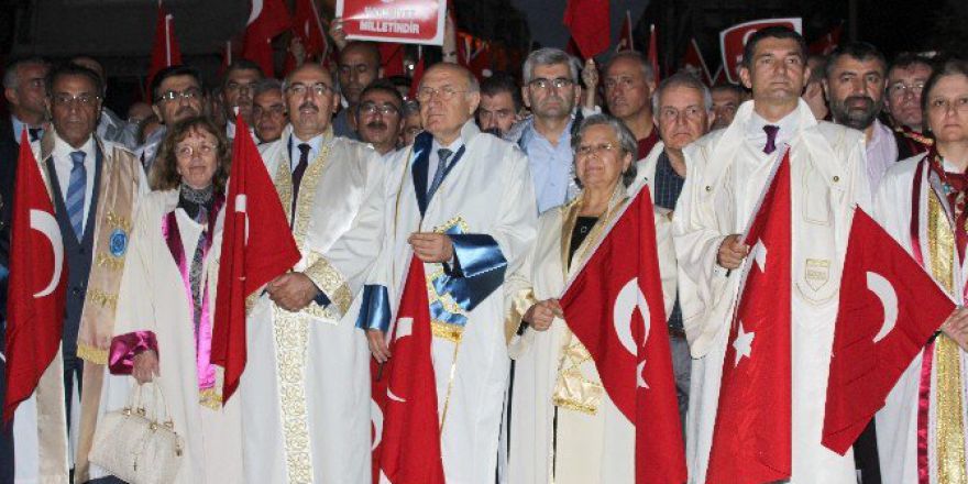 İkbu Rektörü Prof. Dr. Çağrı Erhan Darbe Girişimini Protesto Yürüyüşüne Katıldı
