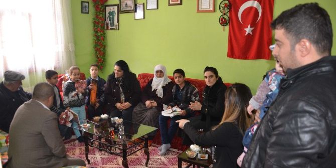 Vali Ve Kaymakam Eşlerinden Şehit Ailelerine Ziyaret