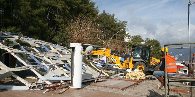 Marmaris’te Sahildeki Kaçak Yapılar Yıkılıyor