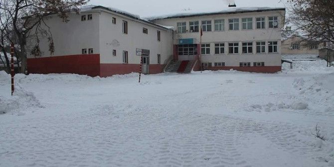 Okul Bahçelerinde Kar Temizliği