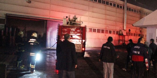 Düzce’de Fabrika Yangınında 5 Kişi Dumandan Etkilendi