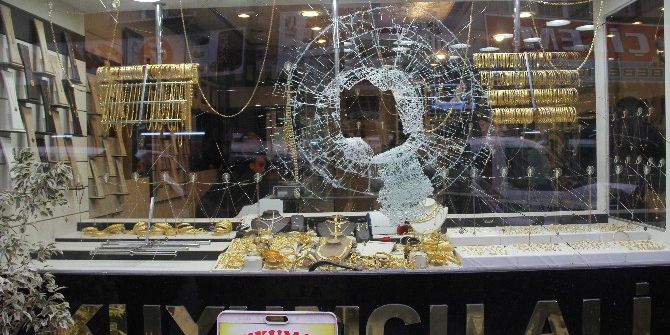 Altınları Çalmak İsteyen Hırsızı Tabancayla Kovaladı