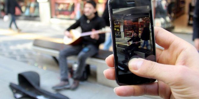 Şehir Şehir Gezerek Sokak Müzisyenliği Yapıyor