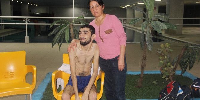 Doktorların Yürüyemez Dediği Hasan Önce Yüzmeye Sonra Da Yürümeye Başladı