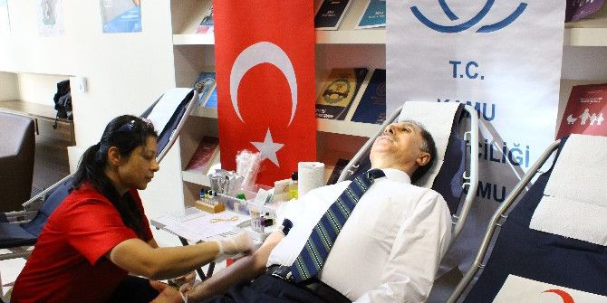 Kamu Başdenetçisi Şeref Malkoç Kan Bağışladı