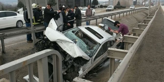 Bariyerlere Saplanan Otomobilden Sağ Çıktı
