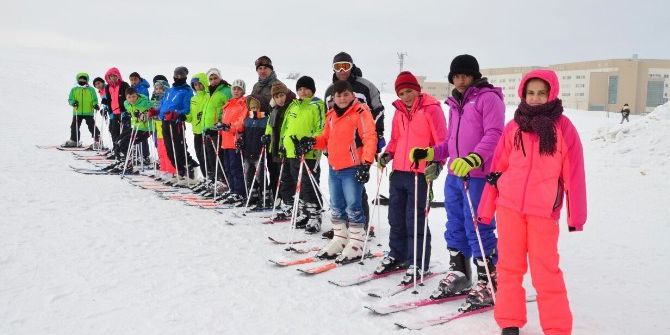 Öğrenciler Yarıyıl Tatilini Kayak Yaparak Geçirdi