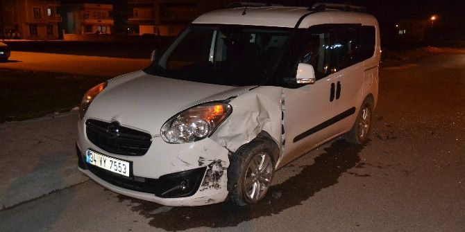 İki Hafif Ticari Araç Çarpıştı: 1 Yaralı