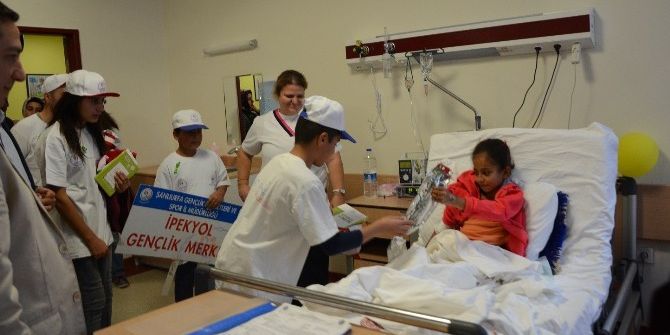 Gençlerden Kanser Hastalarına Moral Ziyareti