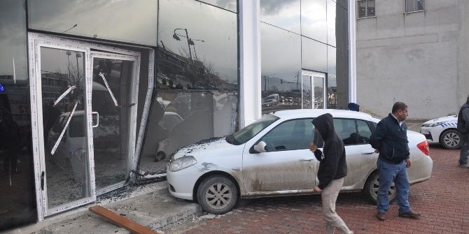 Kadın Sürücü, İcralık Otomobille İş Yerine Daldı