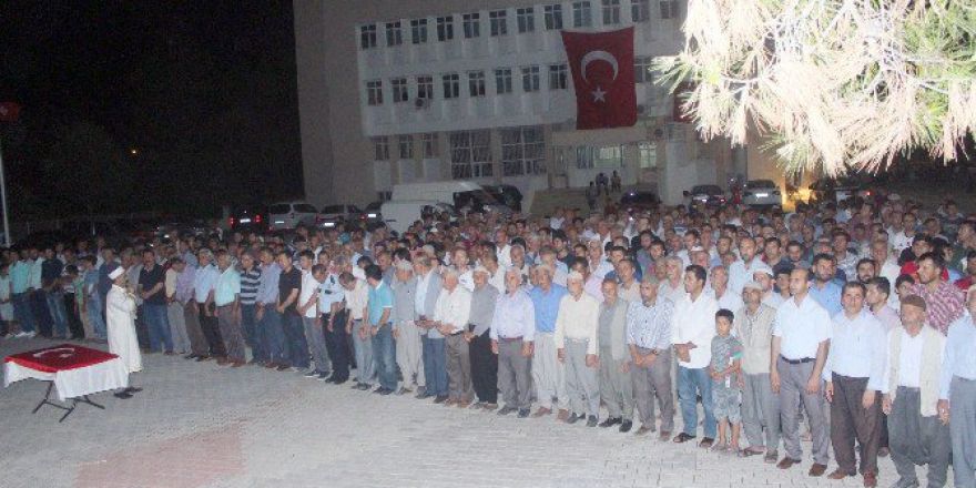 Samsat’ta Demokrasi Nöbeti Tutanlara Çiğ Köfte İkram Edildi