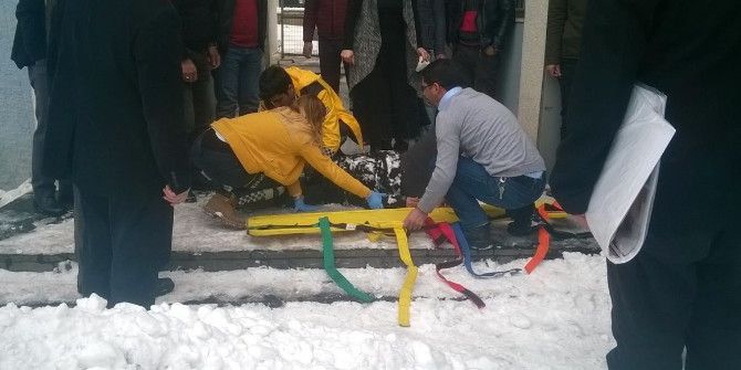 Hükümet Konağı Üzerindeki Kar Bir Vatandaşın Üzerine Düştü