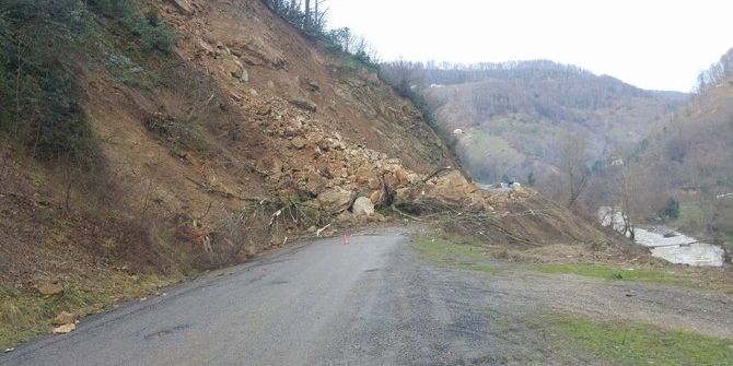 Heyelan İlçeyi Beldeye Bağlayan Yolu Trafiğe Kapattı