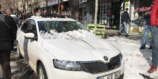 Kar Kütlesi Araçta Hasar Oluşturdu