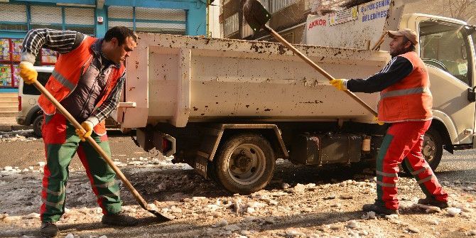 Büyükşehir Belediyesi Ekiplerinden Buz Temizleme Seferberliği