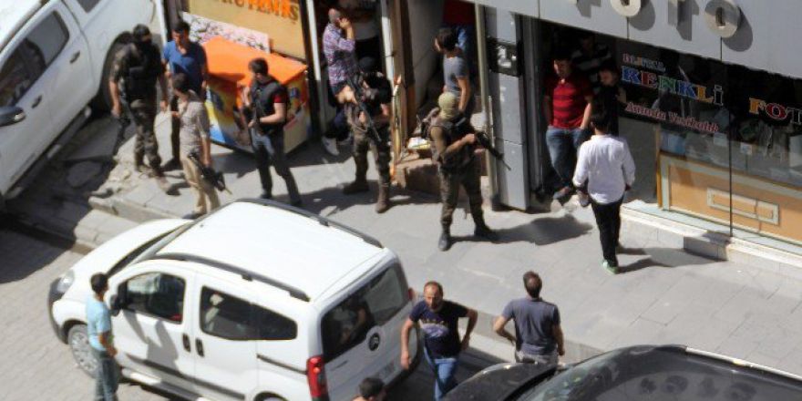 Hakkari’de Kimliksiz 3 Kişi İle Diha Muhabiri Gözaltına Alındı