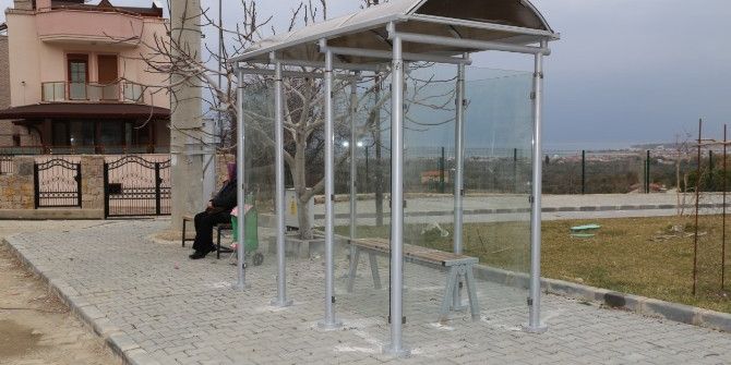 Burhaniye’de Otobüs Durakları Yenileniyor