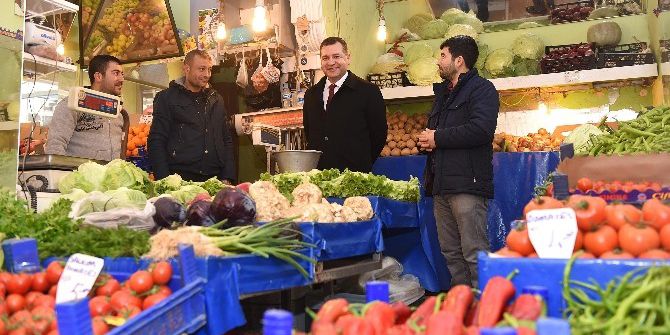 Başkan Yılmaz, Sebze Satıp Projeleri Anlattı