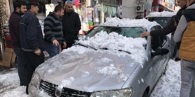 Bingöl’de 3 Aracın Üzerine Kar Düştü
