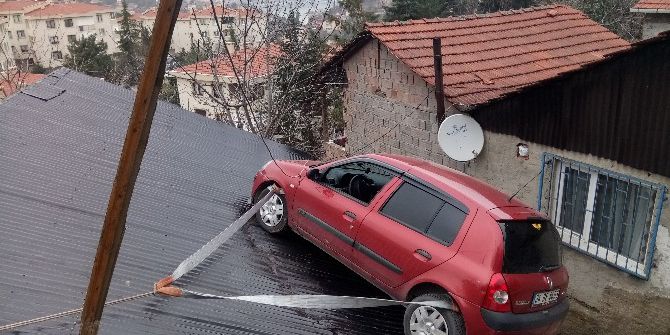 Fren Yerine Gaza Basan Kadın Sürücünün Kullandığı Otomobil Çatıya Uçtu