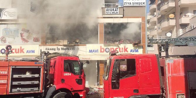 Erdemli’de Mağaza Yangını Korkuttu