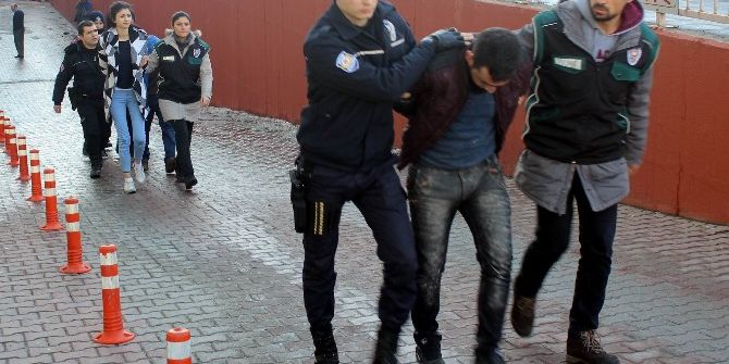 Uyuşturucu Operasyonunda Gözaltına Alınan 5 Kişi Adliyeye Sevk Edildi