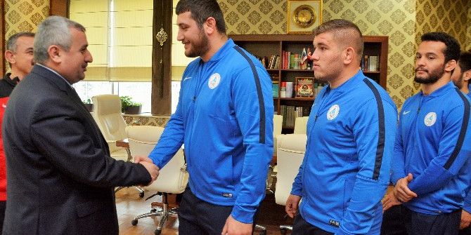 Körfezli Güreşçiler, Kupayla Döndü