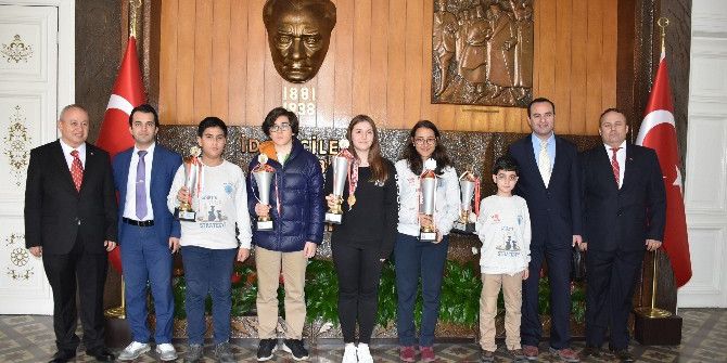 Vali Güvençer Satranç Şampiyonlarını Ağırladı