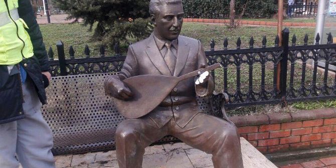 Halk Ozanının Heykelinin Kolunu Kırdılar