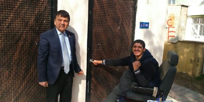 Muhtarın Göksu’dan Kilitli Olan Engelli Tuvaletine Tepki