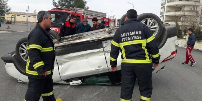 İki Otomobil Çarpıştı: 2 Yaralı