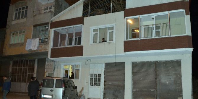 Başına Ağaç Dalı Düşen Genç Yaralandı