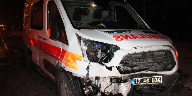 Elazığ’da Ambulans İle Otomobil Çarpıştı: 3 Yaralı