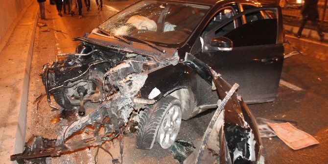 Otomobil Korkuluklara Çarptı, Motoru 100 Metre İleriye Fırladı