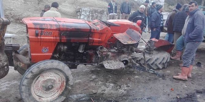 Traktörle Otomobil Çarpıştı: 5 Yaralı