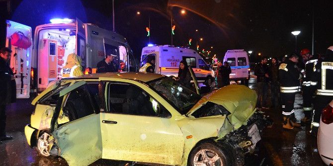 Önce Aydınlatma Direğine Sonra Otomobile Çarptı: 8 Yaralı