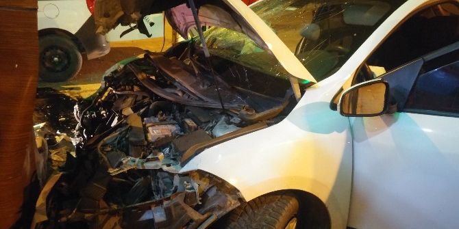 Alkollü Ve Ehliyetsiz Sürücü Polis Arabasına Çarptı: 3 Yaralı