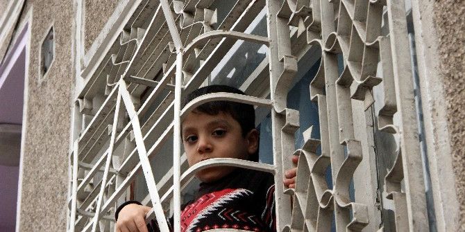 4 Yaşındaki Çocuk Eve Camdan Girmeye Kalkınca Demir Parmaklıklara Sıkıştı