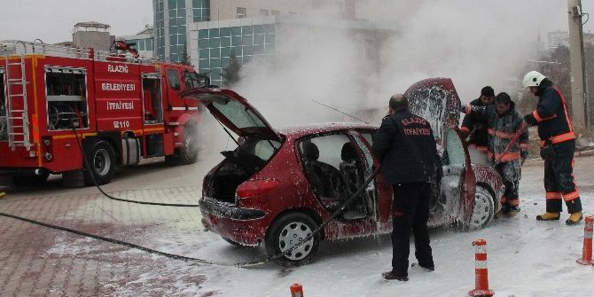 Seyir Halindeki Otomobil Yandı, Kadın Sürücü Gözyaşlarını Tutamadı