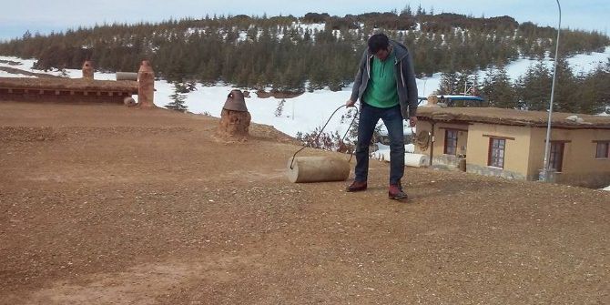 Sanatçıların Köyündeki Toprak Damlarda Yuvaklama Mesaisi